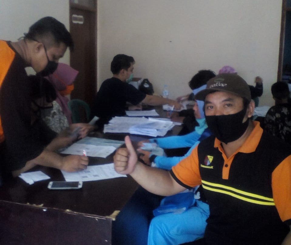 Pemdes Mekarjaya Salurkan BST Tahap Dua
